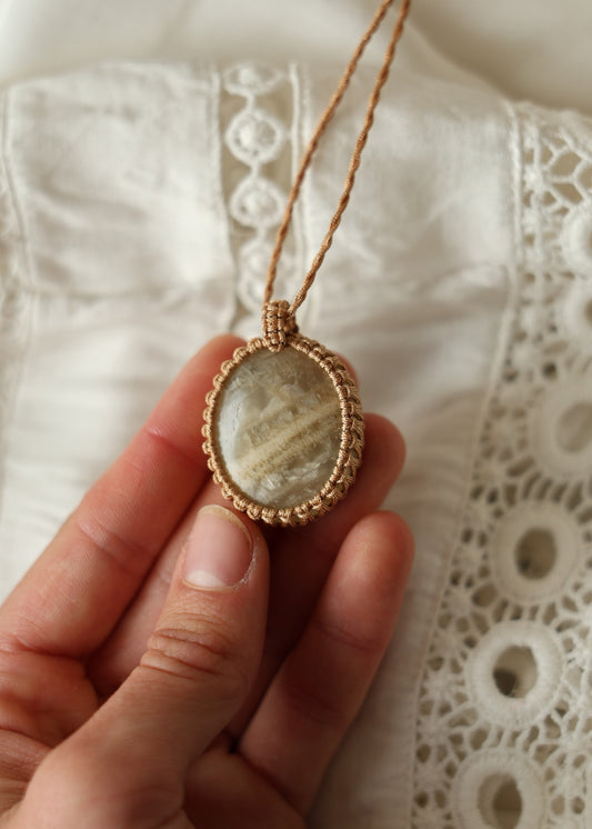 Earth | Beige Maansteen